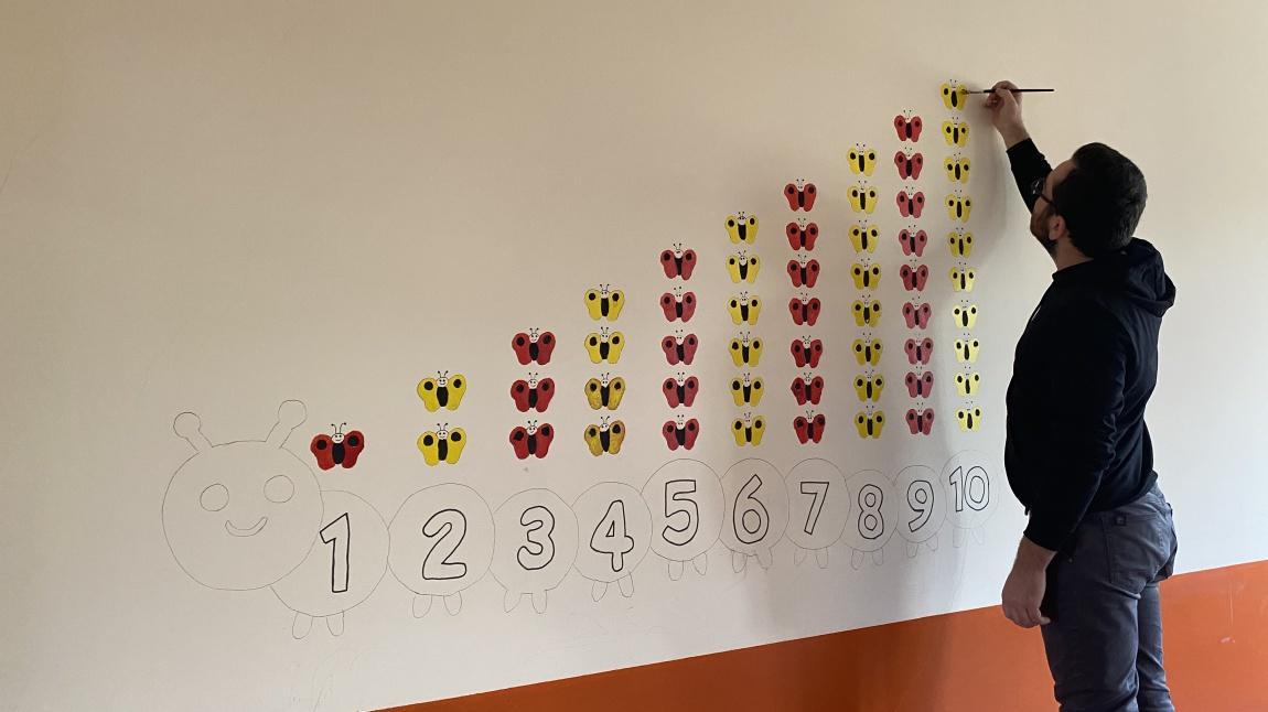 3 Yaş A Şubesi Öğretmeni Ahmet YILDIZ'ın sınıfının duvarlarına yaptığı ''Sayılar ve Atatürk Köşesi'' temalı boyama.
