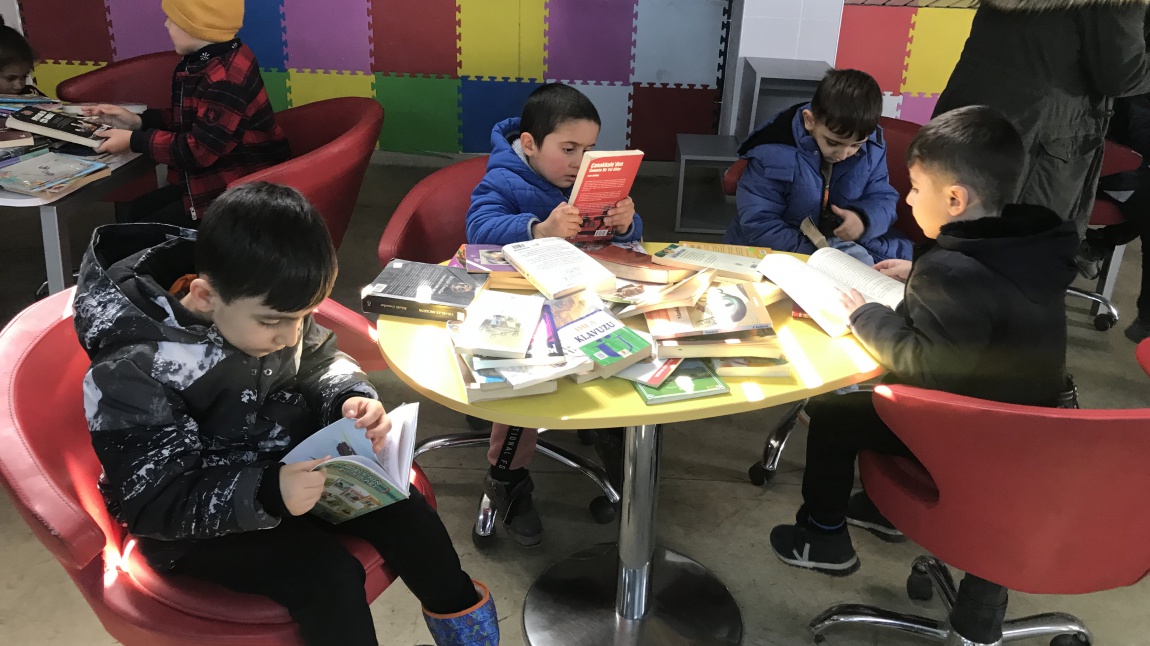 Kütüphane Haftası  kapsamında aynı eğitim kampüsünü paylaştığımız Mehmet Akif Ersoy Ortaokulu kütüphanesine mini gezi düzenlendi. 